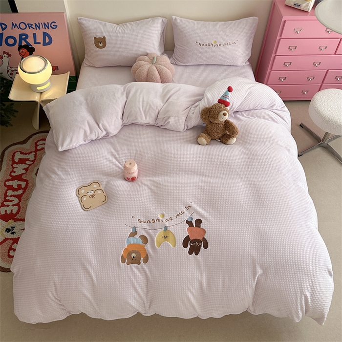 91家纺网 家纺一手货源 找家纺 暖生活 2025新款牛奶雕花绒单品枕套被套床笠-三小只系列 三只秋千