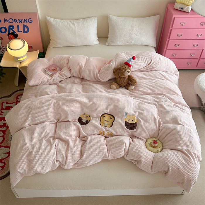 91家纺网 家纺一手货源 找家纺 暖生活 2025新款牛奶雕花绒单品枕套被套床笠-三小只系列 三只甜品