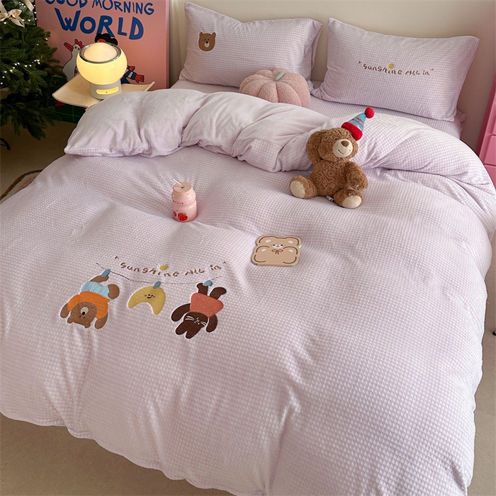 91家纺网 家纺一手货源 找家纺 暖生活 2025新款牛奶雕花绒单品枕套被套床笠-三小只系列 三只秋千