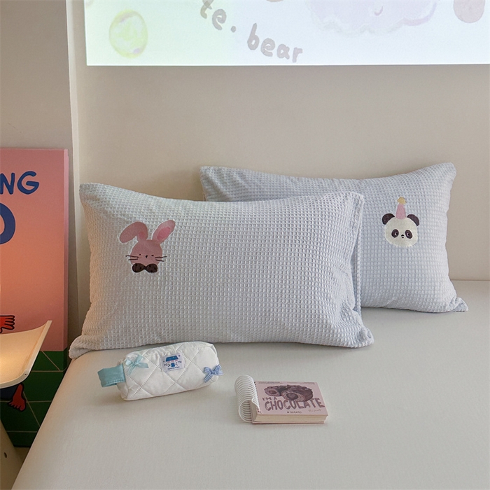 91家纺网 家纺一手货源 找家纺 暖生活 2025新款牛奶雕花绒单品枕套被套床笠-三小只系列 三只派对