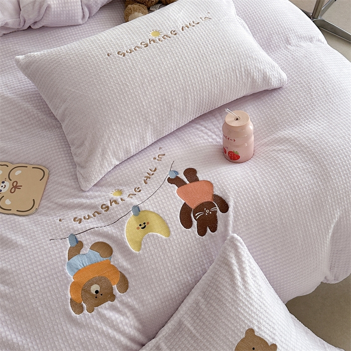 91家纺网 家纺一手货源 找家纺 暖生活 2025新款牛奶雕花绒单品枕套被套床笠-三小只系列 三只秋千