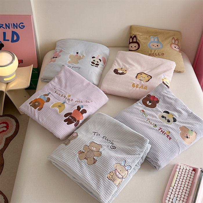 91家纺网 家纺一手货源 找家纺 暖生活 2025新款牛奶雕花绒单品枕套被套床笠-三小只系列 组合