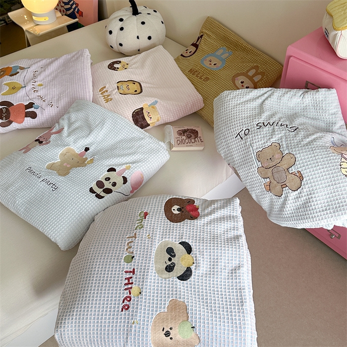 91家纺网 家纺一手货源 找家纺 暖生活 2025新款牛奶雕花绒单品枕套被套床笠-三小只系列 组合