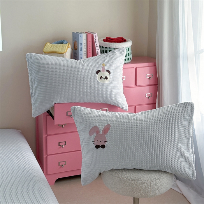 91家纺网 家纺一手货源 找家纺 暖生活 2025新款牛奶雕花绒单品枕套被套床笠-三小只系列 三只派对