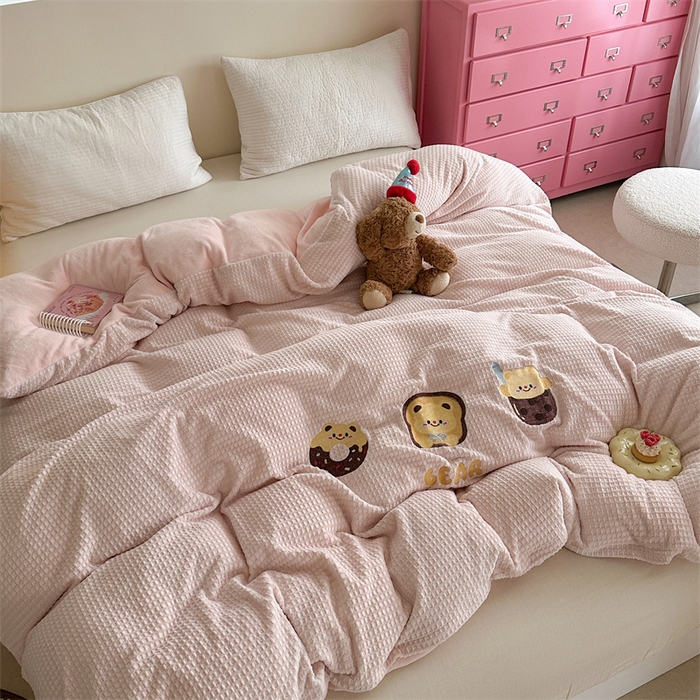 91家纺网 家纺一手货源 找家纺 暖生活 2025新款牛奶雕花绒单品枕套被套床笠-三小只系列 三只甜品