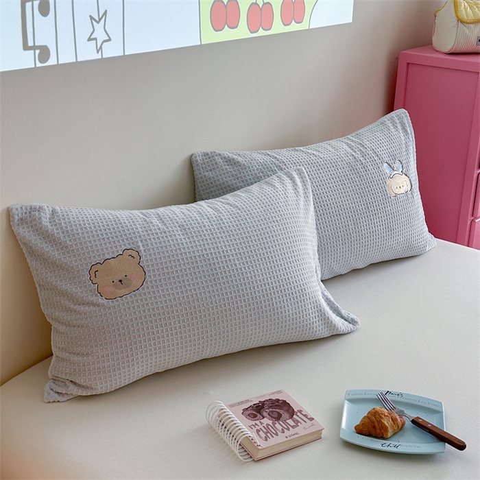 91家纺网 家纺一手货源 找家纺 暖生活 2025新款牛奶雕花绒单品枕套被套床笠-三小只系列 三只甜崽