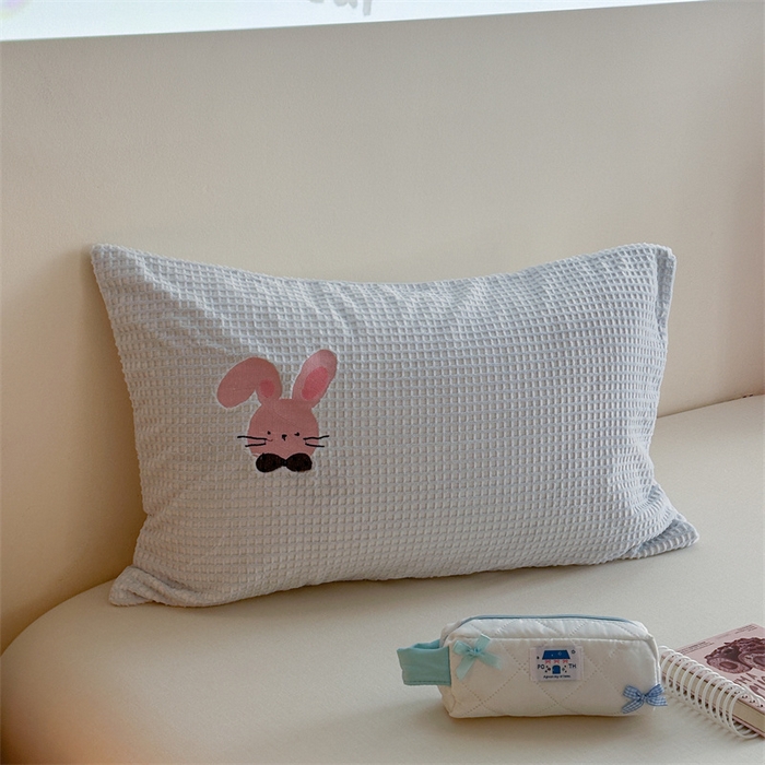 91家纺网 家纺一手货源 找家纺 暖生活 2025新款牛奶雕花绒单品枕套被套床笠-三小只系列 三只派对