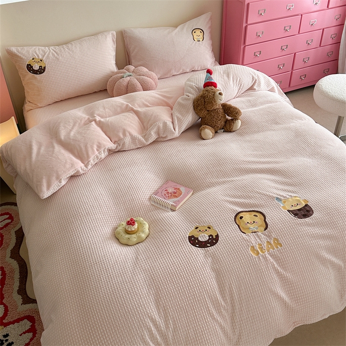 91家纺网 家纺一手货源 找家纺 暖生活 2025新款牛奶雕花绒单品枕套被套床笠-三小只系列 三只甜品