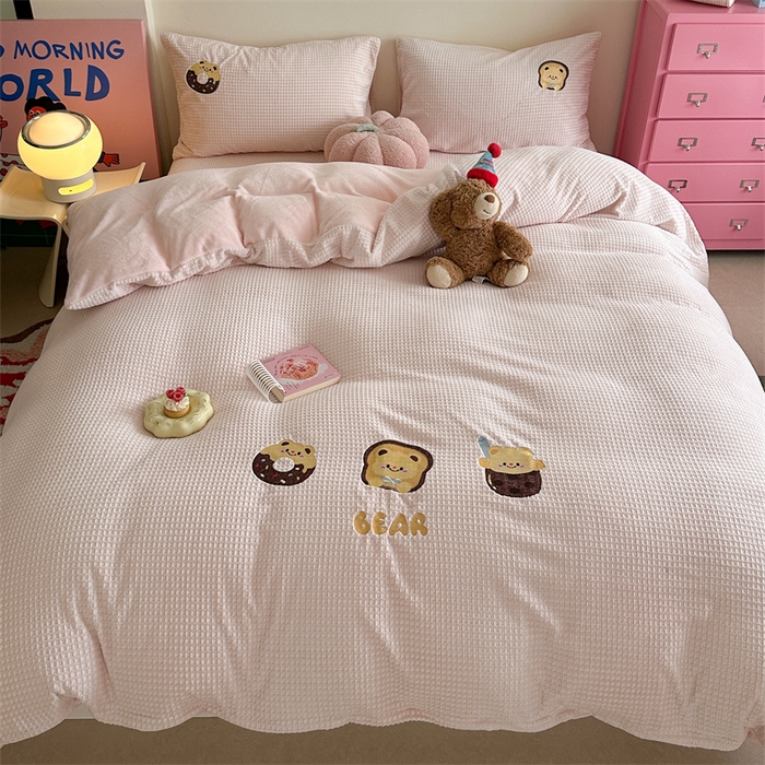 91家纺网 家纺一手货源 找家纺 暖生活 2025新款牛奶雕花绒单品枕套被套床笠-三小只系列 三只甜品