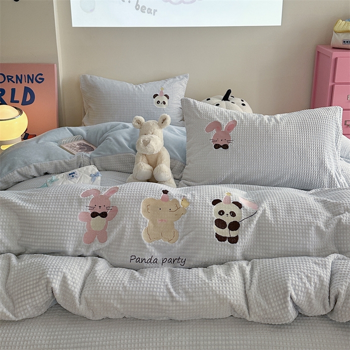 暖生活 2025新款牛奶雕花绒单品枕套被套床笠-三小只系列 三只派对