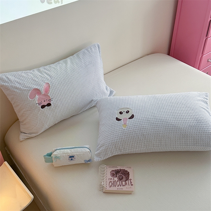 91家纺网 家纺一手货源 找家纺 暖生活 2025新款牛奶雕花绒单品枕套被套床笠-三小只系列 三只派对