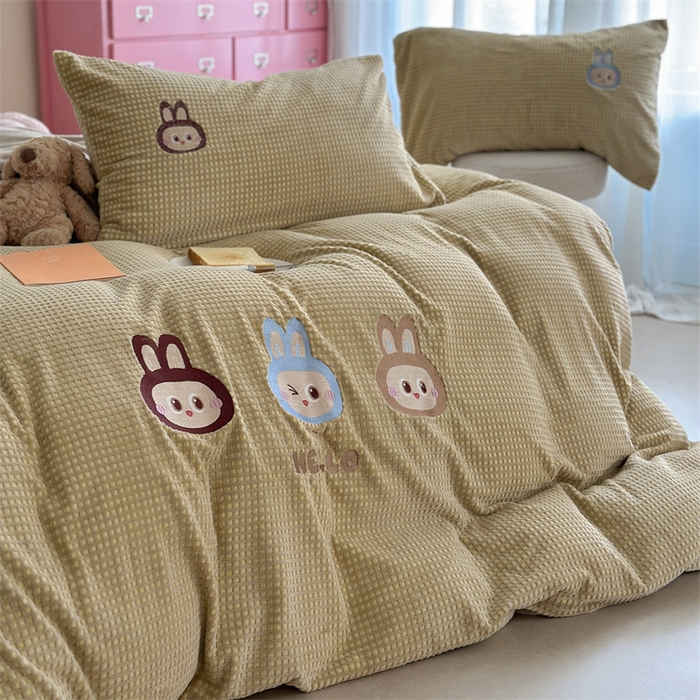 91家纺网 家纺一手货源 找家纺 暖生活 2025新款牛奶雕花绒单品枕套被套床笠-三小只系列 三只布布