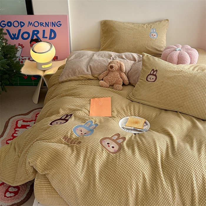 91家纺网 家纺一手货源 找家纺 暖生活 2025新款牛奶雕花绒单品枕套被套床笠-三小只系列 三只布布