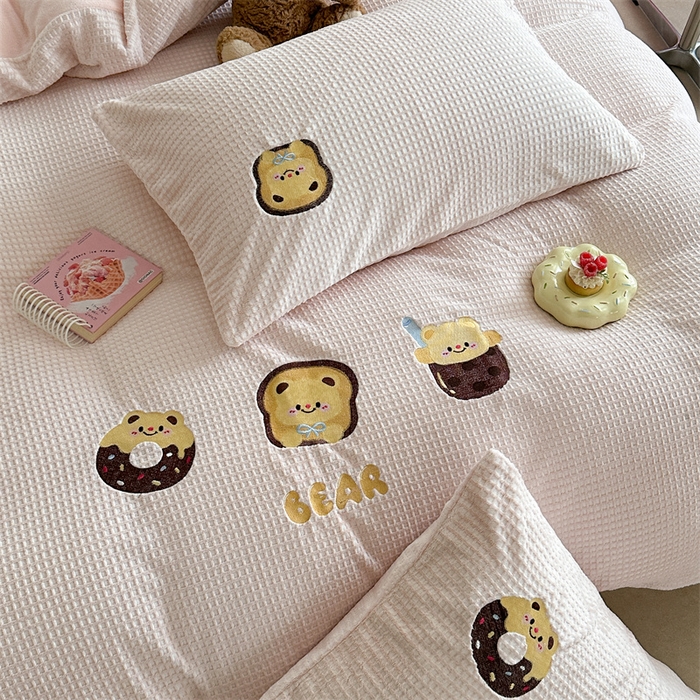 91家纺网 家纺一手货源 找家纺 暖生活 2025新款牛奶雕花绒单品枕套被套床笠-三小只系列 三只甜品