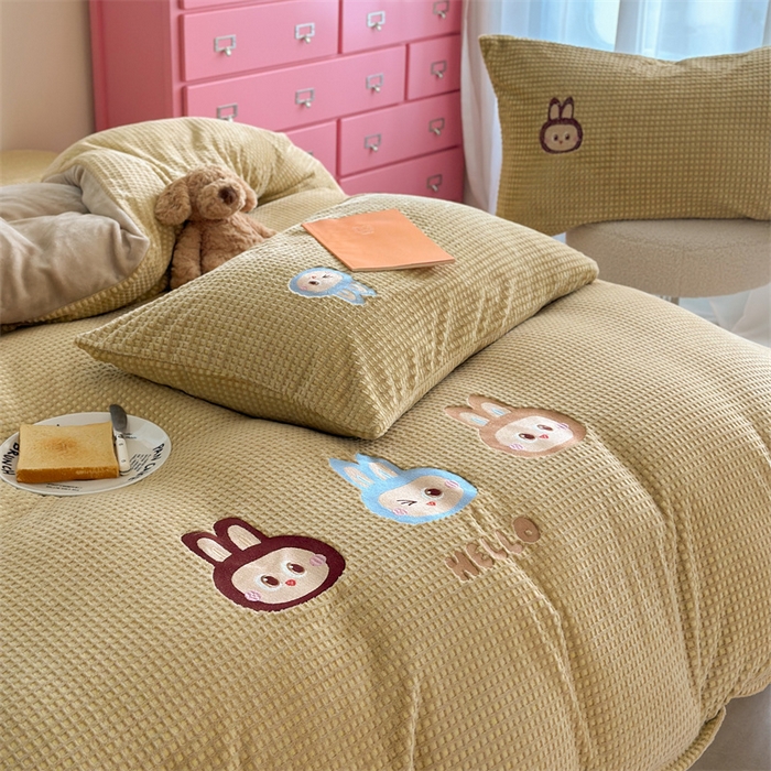 91家纺网 家纺一手货源 找家纺 暖生活 2025新款牛奶雕花绒单品枕套被套床笠-三小只系列 三只布布