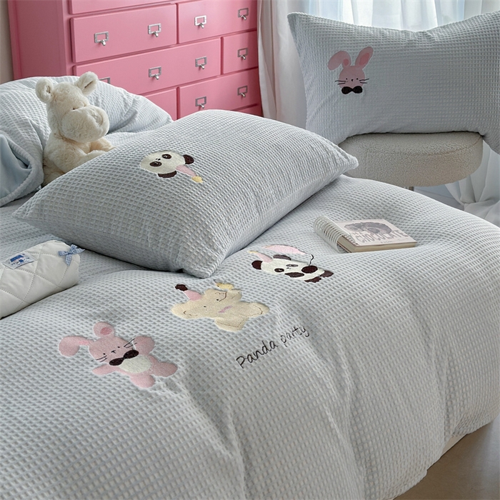 91家纺网 家纺一手货源 找家纺 暖生活 2025新款牛奶雕花绒单品枕套被套床笠-三小只系列 三只派对