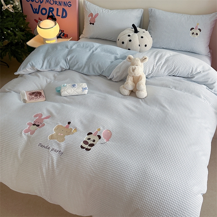 91家纺网 家纺一手货源 找家纺 暖生活 2025新款牛奶雕花绒单品枕套被套床笠-三小只系列 三只派对