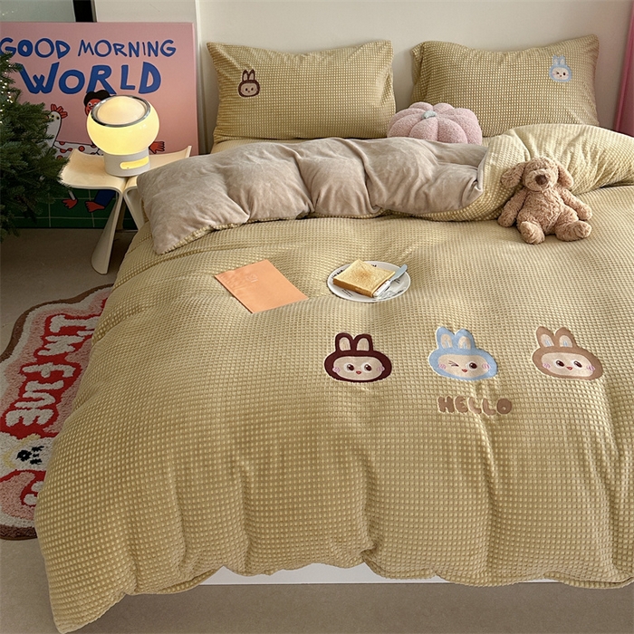 91家纺网 家纺一手货源 找家纺 暖生活 2025新款牛奶雕花绒单品枕套被套床笠-三小只系列 三只布布