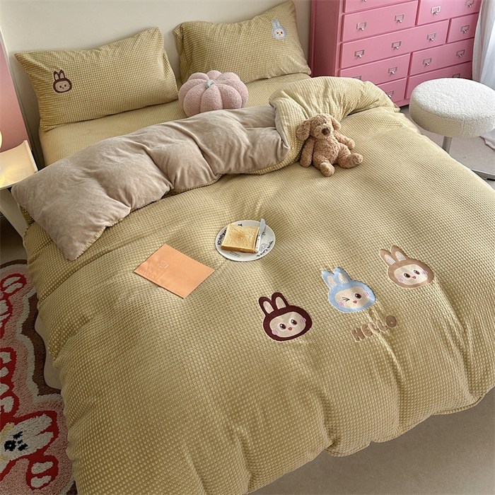 91家纺网 家纺一手货源 找家纺 暖生活 2025新款牛奶雕花绒单品枕套被套床笠-三小只系列 三只布布