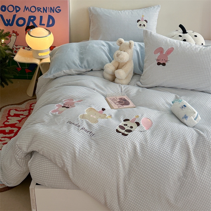 91家纺网 家纺一手货源 找家纺 暖生活 2025新款牛奶雕花绒单品枕套被套床笠-三小只系列 三只派对