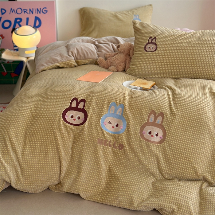 91家纺网 家纺一手货源 找家纺 暖生活 2025新款牛奶雕花绒单品枕套被套床笠-三小只系列 三只布布