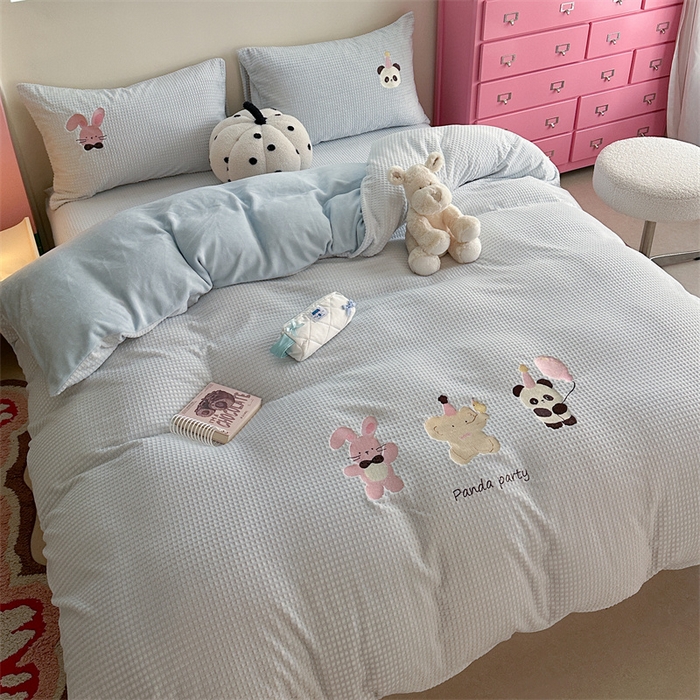 91家纺网 家纺一手货源 找家纺 暖生活 2025新款牛奶雕花绒单品枕套被套床笠-三小只系列 三只派对