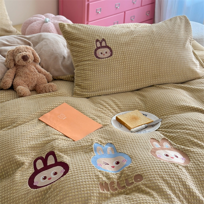 91家纺网 家纺一手货源 找家纺 暖生活 2025新款牛奶雕花绒单品枕套被套床笠-三小只系列 三只布布