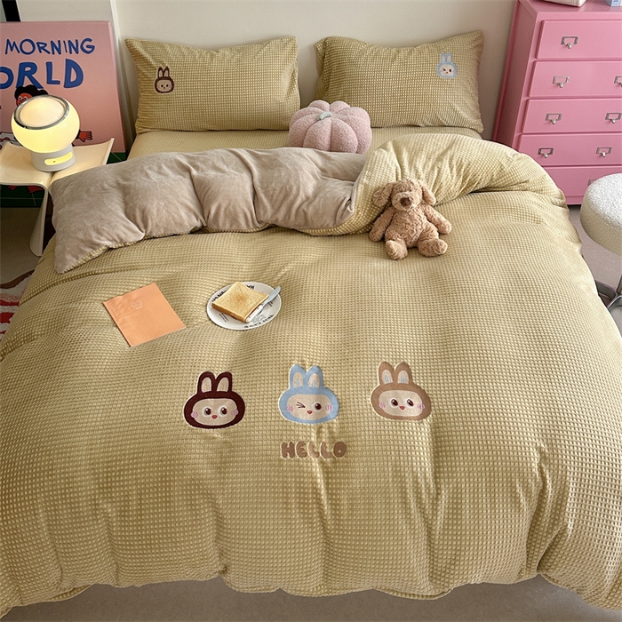 91家纺网 家纺一手货源 找家纺 暖生活 2025新款牛奶雕花绒单品枕套被套床笠-三小只系列 三只布布