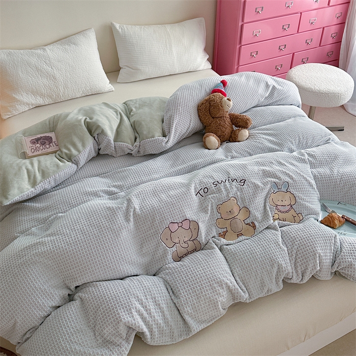 91家纺网 家纺一手货源 找家纺 暖生活 2025新款牛奶雕花绒单品枕套被套床笠-三小只系列 三只甜崽