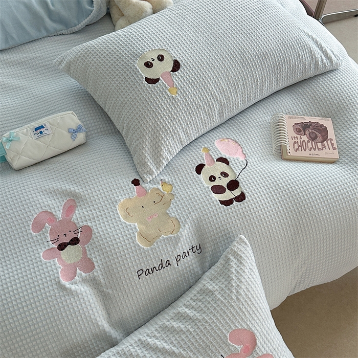 91家纺网 家纺一手货源 找家纺 暖生活 2025新款牛奶雕花绒单品枕套被套床笠-三小只系列 三只派对