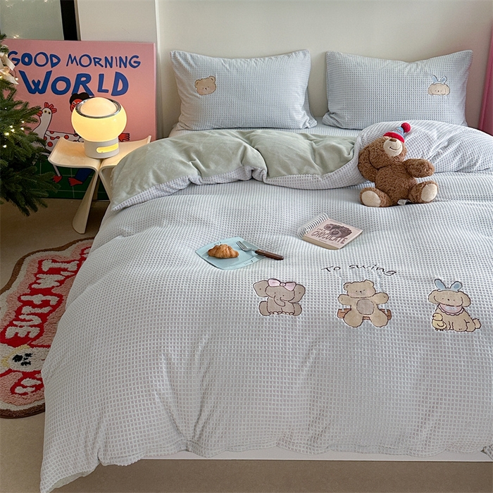 91家纺网 家纺一手货源 找家纺 暖生活 2025新款牛奶雕花绒单品枕套被套床笠-三小只系列 三只甜崽