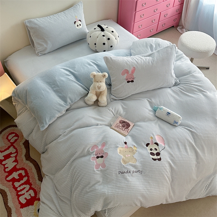 91家纺网 家纺一手货源 找家纺 暖生活 2025新款牛奶雕花绒单品枕套被套床笠-三小只系列 三只派对