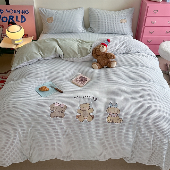 91家纺网 家纺一手货源 找家纺 暖生活 2025新款牛奶雕花绒单品枕套被套床笠-三小只系列 三只甜崽