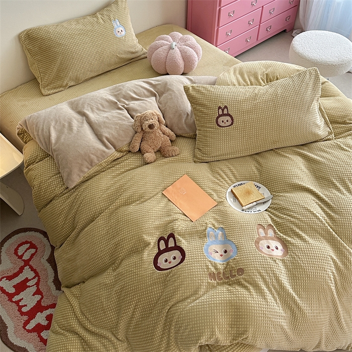 91家纺网 家纺一手货源 找家纺 暖生活 2025新款牛奶雕花绒单品枕套被套床笠-三小只系列 三只布布