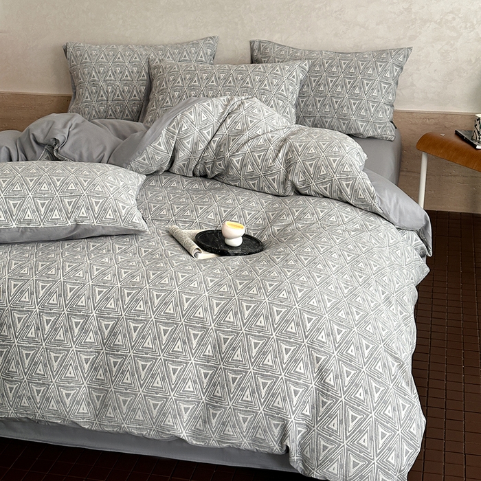 91家纺网 家纺一手货源 找家纺 宜代光年 2025新款60s水洗棉提花系列四件套-第三批 岸堤-蓝灰