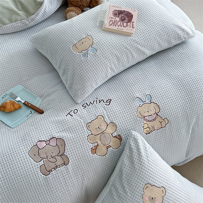 91家纺网 家纺一手货源 找家纺 暖生活 2025新款牛奶雕花绒单品枕套被套床笠-三小只系列 三只甜崽