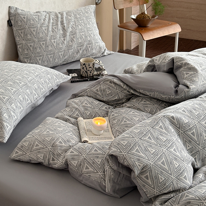 91家纺网 家纺一手货源 找家纺 宜代光年 2025新款60s水洗棉提花系列四件套-第三批 岸堤-蓝灰