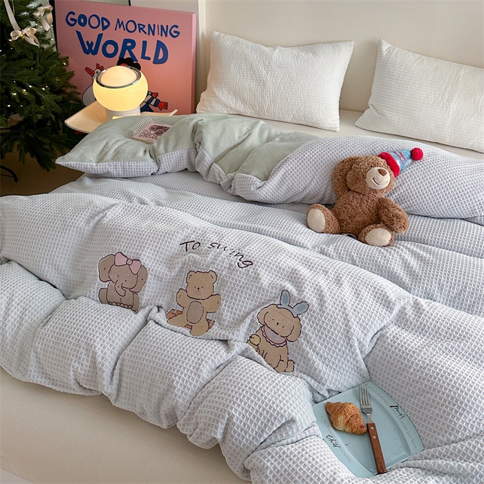 91家纺网 家纺一手货源 找家纺 暖生活 2025新款牛奶雕花绒单品枕套被套床笠-三小只系列 三只甜崽