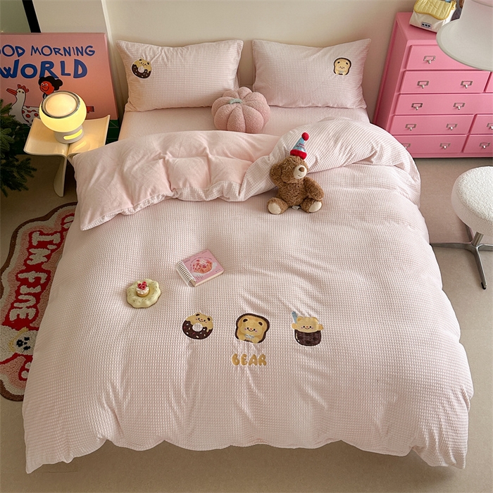 91家纺网 家纺一手货源 找家纺 暖生活 2025新款牛奶雕花绒单品枕套被套床笠-三小只系列 三只甜品