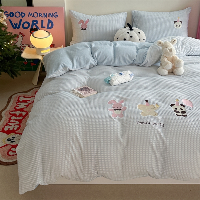 91家纺网 家纺一手货源 找家纺 暖生活 2025新款牛奶雕花绒单品枕套被套床笠-三小只系列 三只派对