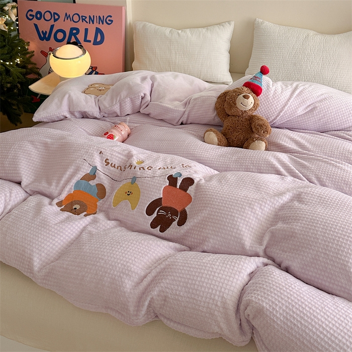 91家纺网 家纺一手货源 找家纺 暖生活 2025新款牛奶雕花绒单品枕套被套床笠-三小只系列 三只秋千