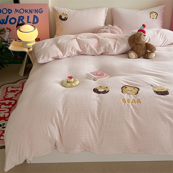 91家纺网 家纺一手货源 找家纺 暖生活 2025新款牛奶雕花绒单品枕套被套床笠-三小只系列 三只甜品