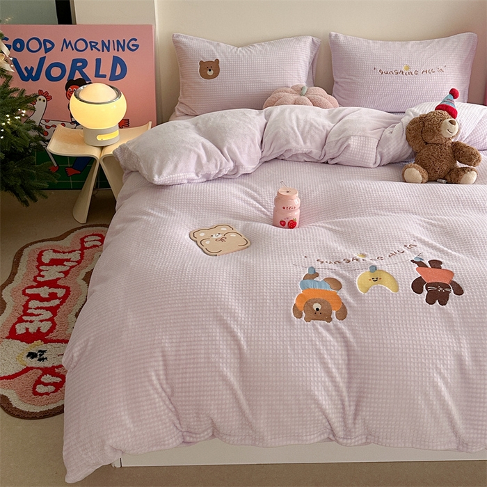 91家纺网 家纺一手货源 找家纺 暖生活 2025新款牛奶雕花绒单品枕套被套床笠-三小只系列 三只秋千