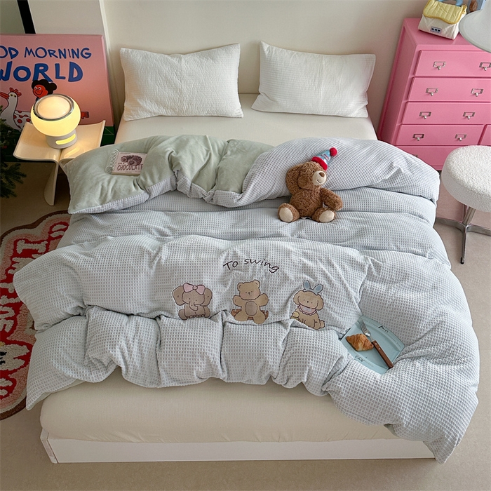 91家纺网 家纺一手货源 找家纺 暖生活 2025新款牛奶雕花绒单品枕套被套床笠-三小只系列 三只甜崽