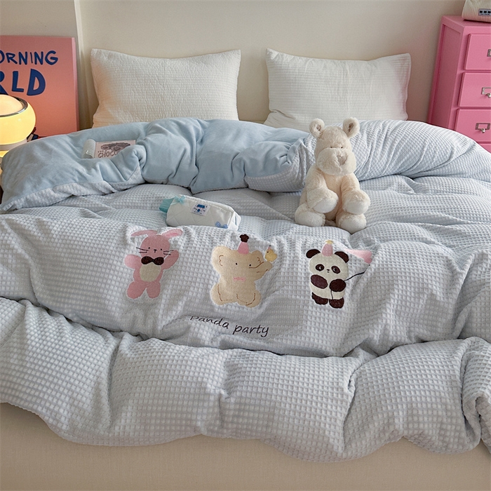 91家纺网 家纺一手货源 找家纺 暖生活 2025新款牛奶雕花绒单品枕套被套床笠-三小只系列 三只派对