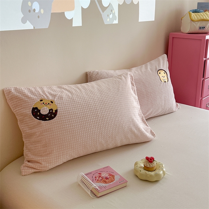 91家纺网 家纺一手货源 找家纺 暖生活 2025新款牛奶雕花绒单品枕套被套床笠-三小只系列 三只甜品