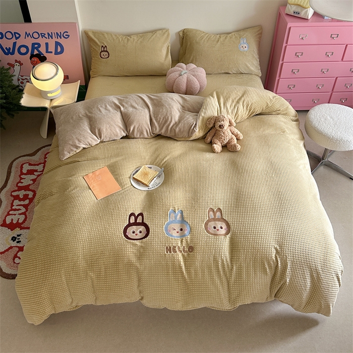 91家纺网 家纺一手货源 找家纺 （总）暖生活 2025新款牛奶雕花绒单品枕套被套床笠-三小只系列