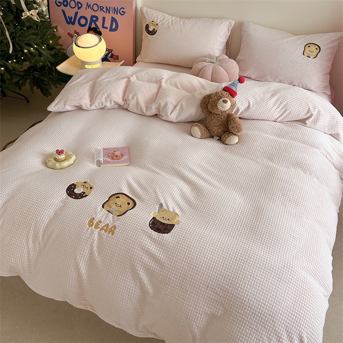 91家纺网 家纺一手货源 找家纺 暖生活 2025新款牛奶雕花绒单品枕套被套床笠-三小只系列 三只甜品