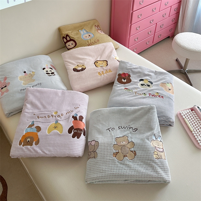 91家纺网 家纺一手货源 找家纺 （总）暖生活 2025新款牛奶雕花绒单品枕套被套床笠-三小只系列