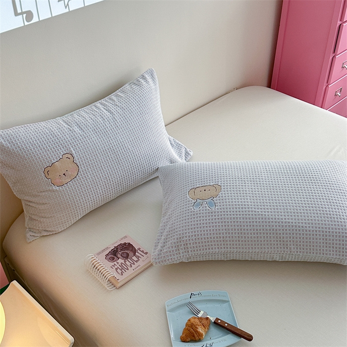 91家纺网 家纺一手货源 找家纺 暖生活 2025新款牛奶雕花绒单品枕套被套床笠-三小只系列 三只甜崽